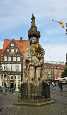 Bremen, Almanya - 07 23 2015 - Bremen Roland heykeli şehir merkezindeki ana pazar meydanında, kılıç ve kalkanlı ortaçağ heykeli, antik anıt, güneşli gün, Marktplatz