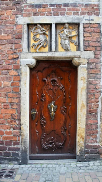 Mooie houten deur op de Bottcherstrasse in de oude stad, Bremen, Duitsland — Stockfoto