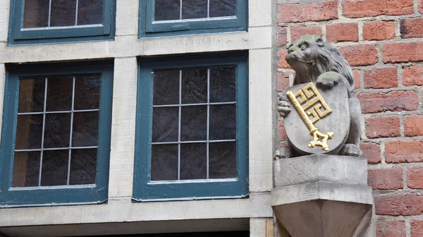 Mooie sculptuur en ramen op de Bottcherstrasse in de oude stad, Bremen, Duitsland — Stockfoto