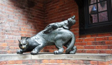 Bremen, Almanya - 07 23 2015 - Eski şehir bottcherstrasse heykeli