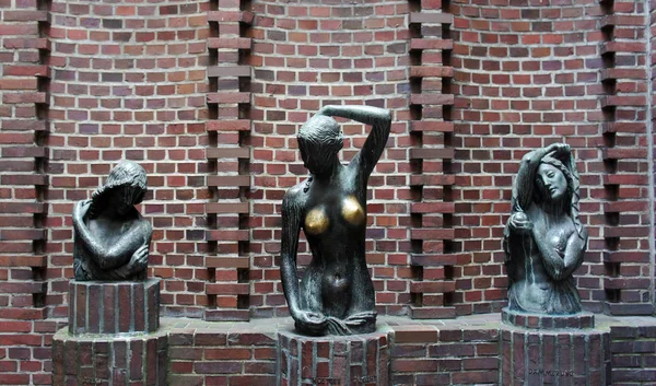 Bremen, Duitsland-07 23 2015-standbeelden van drie vrouwen op de Bottcherstrasse in de oude stad — Stockfoto