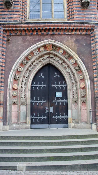Uitzicht op mooie decoratie deur van het stadhuis in het historische centrum, Bremen, Duitsland — Stockfoto
