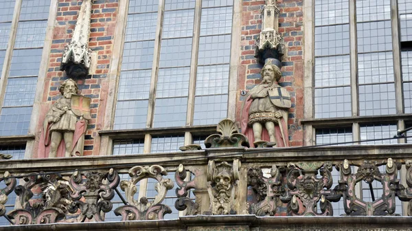 Uitzicht op de sculpturen van het stadhuis van Bremen in het historische centrum, Bremen, Duitsland — Stockfoto