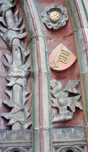 Uitzicht op de details van de mooie decoratie deur van het stadhuis in het historische centrum, Bremen, Duitsland — Stockfoto