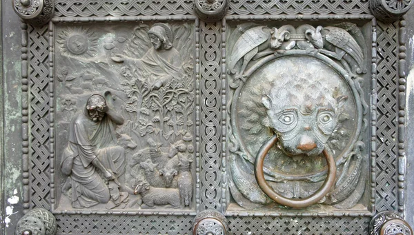 Vue du détail de la cathédrale Saint-Pierre, belle décoration en pierre avec poignée de porte dans le centre historique, Brême, Allemagne — Photo