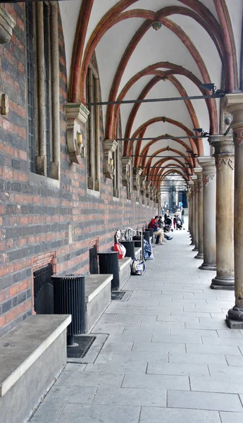 Bremen, deutschland - 23.07.2015 - das bremener Rathaus in der bremener Altstadt, auf einer Bank sitzend — Stockfoto