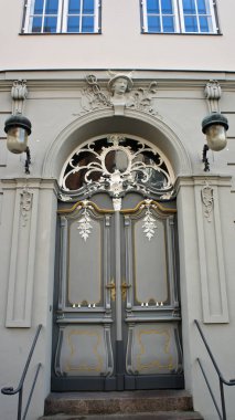 Eski şehir, Lubeck, Almanya sokakta güzel sanat ahşap kapı