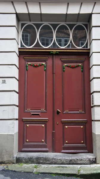 Schöne hölzerne tür in der straße der altstadt, lubeck, deutschland — Stockfoto