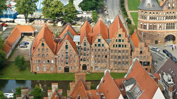 Veduta aerea dei magazzini Salzspeicher nel centro storico, bella architettura, giornata di sole, Lubecca, Germania — Foto Stock