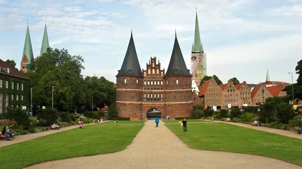 Lubeck, Németország-07 26 2015-festői kilátás a Holsten Gate vagy Holstentor az óvárosban, gyönyörű építészet, napsütéses nap — Stock Fotó