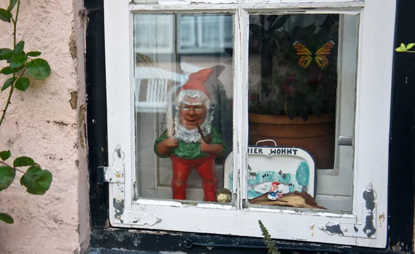 Belle fenêtre avec des figures dans la rue de la vieille ville, Lubeck, Allemagne — Photo