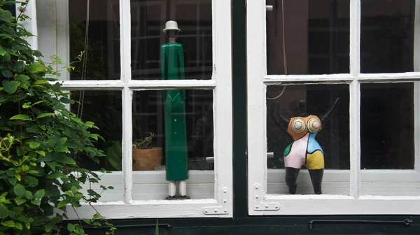 Mooi raam met standbeelden in de straat van de oude stad, Lübeck, Duitsland — Stockfoto