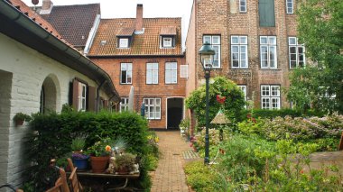 Eski şehir, Lubeck, Almanya sokakta eski evler ve bitkiler ile güzel rahat avlu