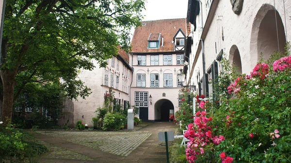 Bellissimo cortile accogliente con piante e fiori nella strada del centro storico, Lubecca, Germania — Foto Stock