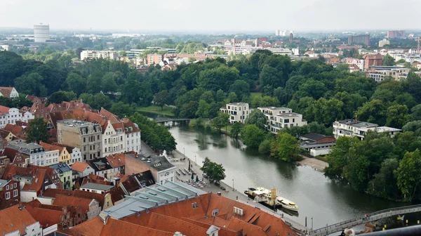 Lubeck, Allemagne - 07 26 2015 - Vue aérienne de la vieille ville, belle architecture et rivière, journée ensoleillée — Photo