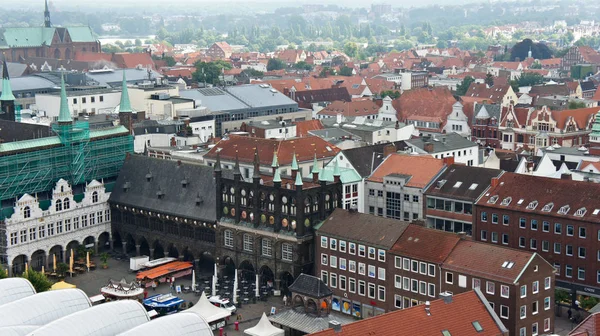 Lubeck, Allemagne - 07 26 2015 - Vue aérienne de l'hôtel de ville dans la vieille ville, belle architecture, journée ensoleillée — Photo