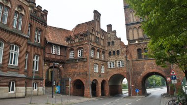 Burgtor veya Burg Tor nothern Kapısı gotik tarzı, güzel mimarisi, Lubeck, Almanya görünümü