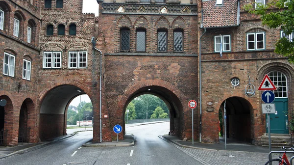 Vista de detalhes de Burgtor ou Burg Tor noéter Gate em um estilo gótico, bela arquitetura, Lubeck, Alemanha — Fotografia de Stock