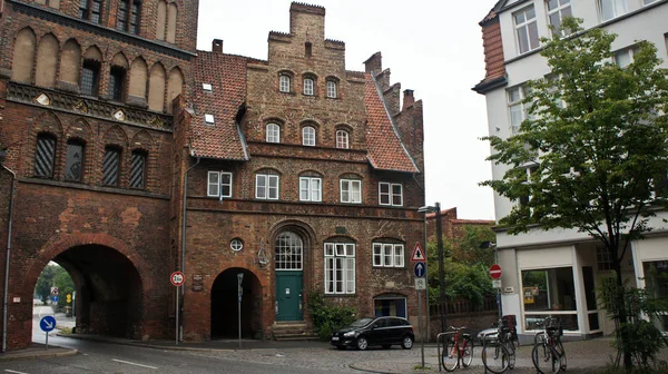 Teil Burgtor oder Burgtor Nordtor im gotischen Stil, schöne Architektur, Lübeck, Deutschland — Stockfoto