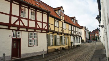 Sokak evlerinin görünümü An der Mauer, güzel mimari, Lubeck, Almanya