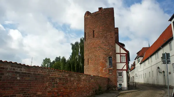 Blick auf Backsteinmauer und Halbturm-Haus, Fachwerkhaus an der Straße An der Mauer, schöne Architektur, Lübeck, Deutschland — Stockfoto