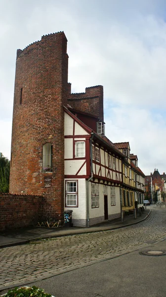 Blick auf das Fachwerkhaus an der Straße An der Mauer, schöne Architektur, Lübeck, Deutschland — Stockfoto