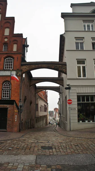 Vue sur rue avec voûtes en brique et vieille maison, belle architecture, Lubeck, Allemagne — Photo