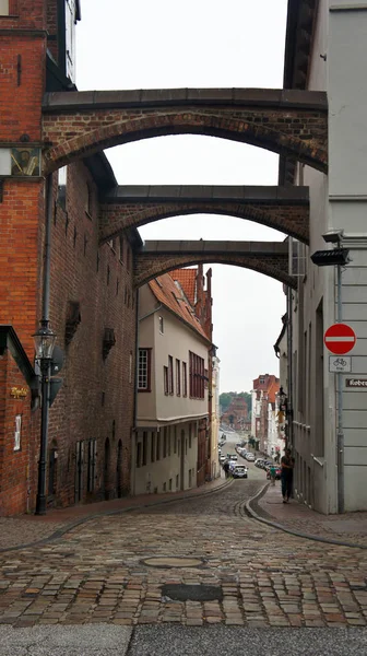 Veduta della strada con archi in mattoni, bella architettura, Lubecca, Germania — Foto Stock