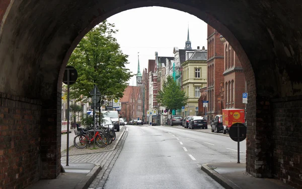 Lubeck, Alemanha - 07 26 2015 - Vista da rua através do arco do portão norte de Burgtor, bela arquitetura — Fotografia de Stock