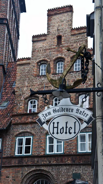 Любек, Німеччина-07 26 2015-вид на старий цегляний будинок і Вивіска, прекрасна архітектура — стокове фото