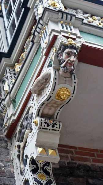 Uitzicht op een deel van het gebeeldhouwde balkon, gevel van het stadhuis, close-up, Lübeck, Duitsland — Stockfoto