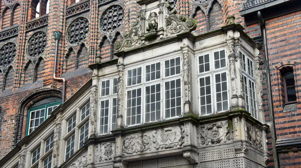 Blick auf Dekoration historische Rathaustreppe, schöne Architektur, Lübeck, Deutschland — Stockfoto