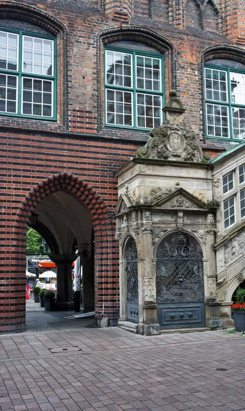 Lubeck, deutschland - 07 26 2015 - Teil der Dekoration Historische Rathaus-Treppe und -Bogen — Stockfoto