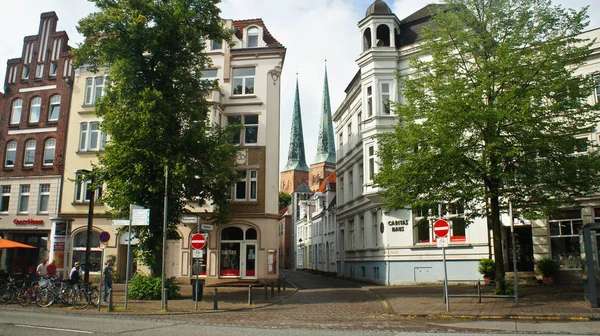 Lubeck, deutschland - 07 26 2015 - blick auf fußgängerzone mit alten häusern mitten in der stadt, schöne architektur — Stockfoto