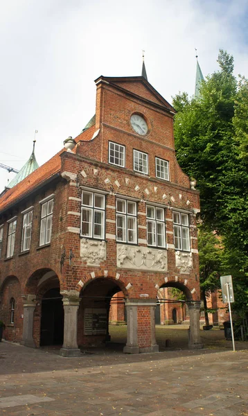 Blick auf altes Backsteinhaus mit Bögen, schöne Architektur, Lübeck, Deutschland — Stockfoto