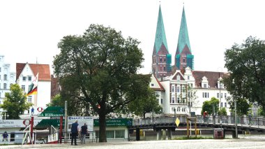 Lubeck, Almanya - 07 26 2015 - Gölden eski şehrin şehir manzarası, güzellik fil mimarisi