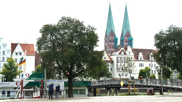 Lubecca, Germania - 07 26 2015 - Veduta della città vecchia da un lago, architettura di bellezza — Foto Stock