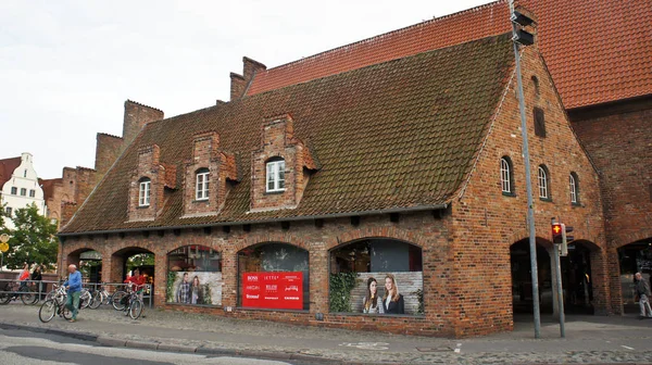 ルーベック, ドイツ - 07 26 2015 - 古い小さなレンガ造りの家の眺め, 美しい建築 — ストック写真