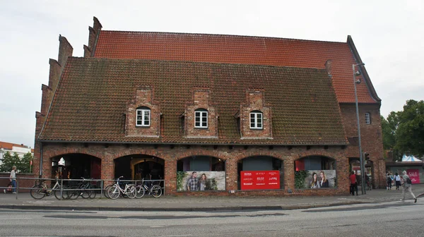 Любек, Німеччина-07 26 2015-вид на стару маленьку цегляну будівлю, красиву архітектуру — стокове фото