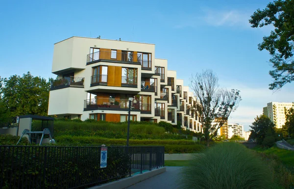 Varsóvia, Polónia. 15 Agosto 2019. Apartamento moderno e luxuoso, Edifício em Varsóvia Goclaw — Fotografia de Stock