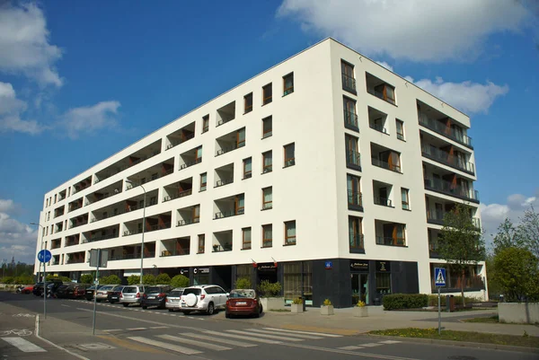 Varsóvia, Polónia. 22 Abril 2019. Apartamento moderno e luxuoso, Edifício em Varsóvia Goclaw — Fotografia de Stock