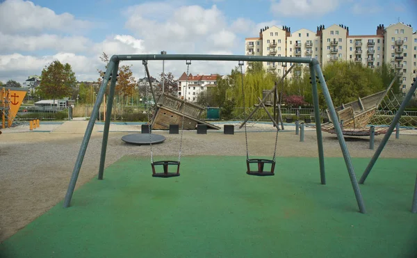 公共の公園の庭に子供の遊び場。都市部の子供時代の概念. — ストック写真