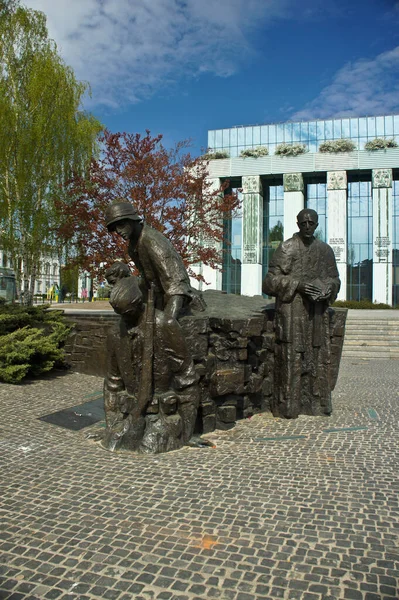 Warschau, Polen - 20 april 2019: Opstand van Warschau Monument in Warschau stad. — Stockfoto