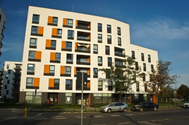 Modern apartman. Cephe, çağdaş mimari. Şık oturma apartmanı.