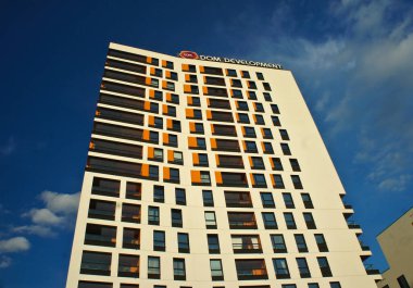 Modern apartman. Cephe, çağdaş mimari. Şık oturma apartmanı.