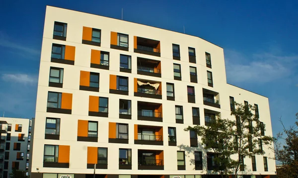 Immeuble moderne. Façade, architecture contemporaine. Élégant bloc de vie d'appartements . — Photo