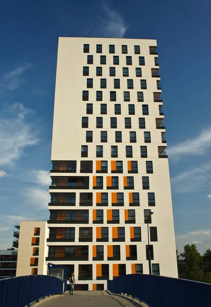 Moderno condominio. Facciata, architettura contemporanea. Elegante condominio di appartamenti . — Foto Stock