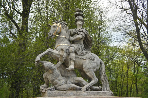 La estatua de Jan Sobieski en Lazienki Park. Monumento a Sobieski en Varsovia. Polonia . — Foto de Stock