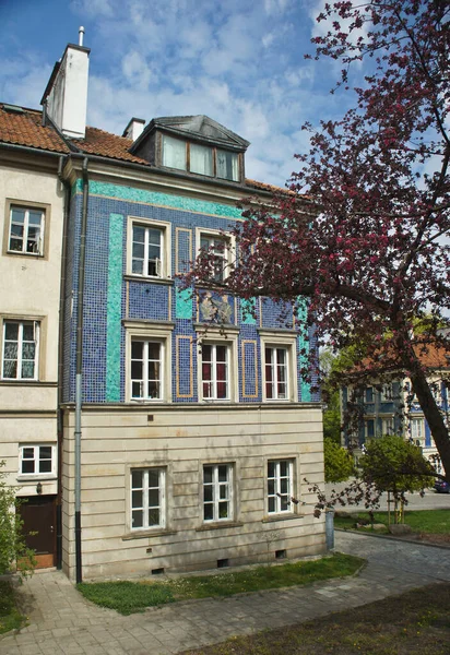 Gamla stan, vackra färgglada byggnader i Warszawa. — Stockfoto