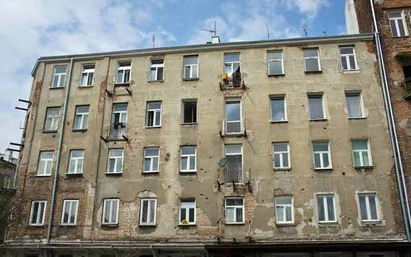 A fachada da casa, vestígios de balas, a segunda guerra mundial. Varsóvia Polónia . — Fotografia de Stock